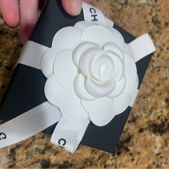 Absolutely gorgeous rate and authentic Chanel velvet box for earrings w/flower - Picture 4 of 9